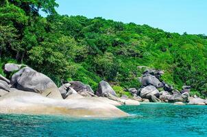 tropisch Inseln von Ozean Blau Meer Wasser und Weiß Sand Strand beim ähnlich Inseln mit berühmt segeln Felsen, Phang nga Thailand Natur Landschaft foto