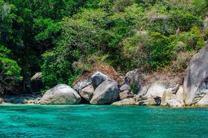 Felsen und Stein Strand ähnlich Inseln mit berühmt segeln Felsen, Phang nga Thailand Natur Landschaft foto