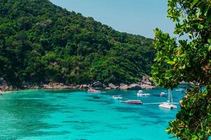 tropisch Inseln von Ozean Blau Meer Wasser und Weiß Sand Strand beim ähnlich Inseln mit berühmt segeln Felsen, Phang nga Thailand Natur Landschaft foto