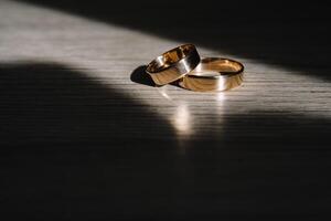 Hochzeit Ringe. zwei Hochzeit Ringe zum das Braut und Bräutigam foto