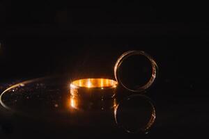 Hochzeit Ringe. zwei Hochzeit Ringe zum das Braut und Bräutigam foto
