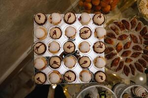 Nachspeisen mit Früchte, Mousse, Kekse. anders Typen von Süss Gebäck, klein bunt Süss Kuchen, Makronen, und andere Nachspeisen im das Süss Büfett. Süßigkeiten Bar zum Geburtstag. foto