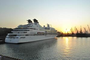 Luxus Kreuzfahrt Schiff Segeln zu Hafen auf Sonnenaufgang. foto