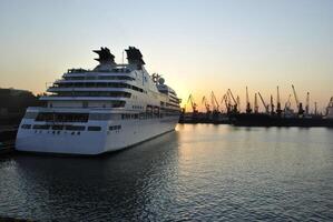 Luxus Kreuzfahrt Schiff Segeln zu Hafen auf Sonnenaufgang. foto