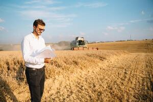 glücklich Farmer im das Feld Überprüfung Mais Pflanzen während ein sonnig Sommer- Tag, Landwirtschaft und Essen Produktion Konzept foto