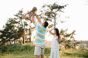 glücklich Familie Konzept - - Vater, Mutter und Kind Tochter haben Spaß und spielen im Natur foto