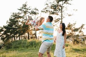 glücklich Familie Konzept - - Vater, Mutter und Kind Tochter haben Spaß und spielen im Natur foto