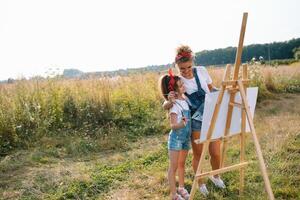 schön Mutter mit Tochter. Familie im ein Sommer- Park. wenig Mädchen Zeichnung foto