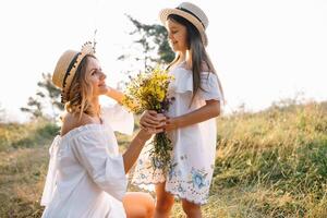 Mutter und Tochter haben Spaß im das Park. Glück und Harmonie im Familie Leben. Schönheit Natur Szene mit Familie draussen Lebensstil. Mutter Tag foto