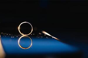 schön Hochzeit Ringe auf Licht Hintergrund foto