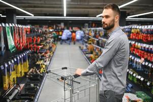 männlich Baumeister im ein Hardware- Geschäft foto