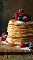 gestapelt Pfannkuchen mit frisch Beeren foto