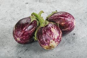 roh reif asiatisch klein Aubergine foto