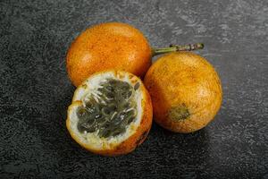 Gelb tropisch Leidenschaft Obst - - Granadilla foto