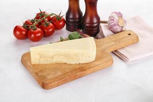 Stück Italienisch schwer Parmesan Käse foto