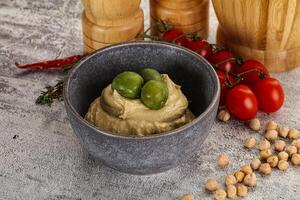 lecker Hummus mit Grün Oliven foto