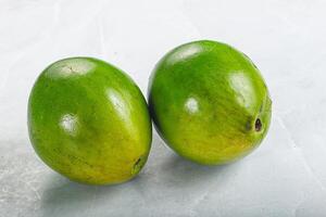 zwei reif Grün exotisch Avocado Obst foto
