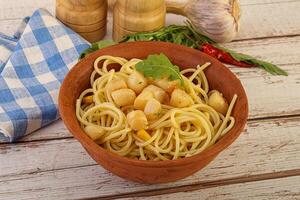 lecker Pasta mit Jakobsmuschel Meeresfrüchte foto