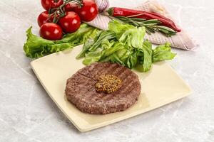 gekräuselt Rindfleisch Burger Schnitzel mit Eisberg foto