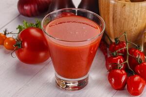 frisch Tomate Saft im das Glas foto