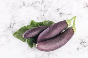 roh reif organisch Aubergine mit Blatt foto