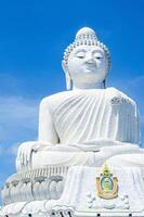 Naga Treppe oben zu ein groß Buddha auf oben von das nackt Hügel im Phuket, Thailand. foto