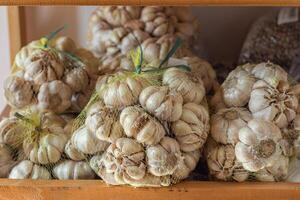 Stapel von Knoblauch im das traditionell Marktplatz foto