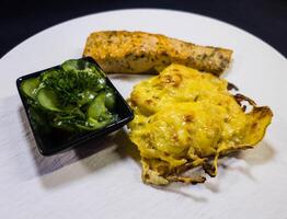 frisch Lachs Filet mit Kräuter und Gewürze foto