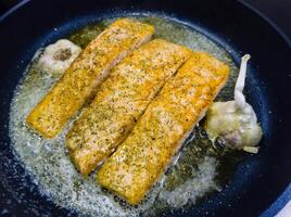 frisch Lachs Filet mit Kräuter und Gewürze foto