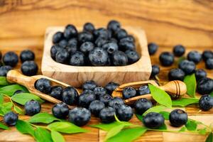 frisch gepflückt Blaubeeren auf Olive Holz foto