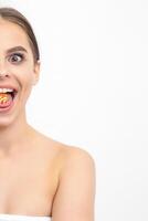 glücklich Ausdruck jung nackt Frau mit Süßigkeiten im Mund auf Weiß Hintergrund, Epilation, Enthaarung, Haar Entfernung Konzept. foto