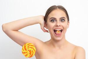glücklich Ausdruck jung nackt Frau mit Süßigkeiten im Mund hält Lutscher in der Nähe von Achsel auf Weiß Hintergrund, Epilation, Enthaarung, Haar Entfernung Konzept. foto