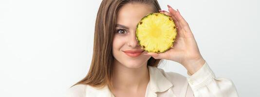 attraktiv ziemlich nett jung kaukasisch Frau halt geschnitten Ananas Abdeckung ihr Auge isoliert auf Weiß Farbe Hintergrund. foto