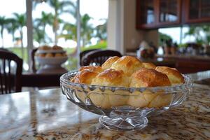 pao de queijo Brasilianer Käse Brot im das Küche Tabelle Fachmann Werbung Essen Fotografie foto