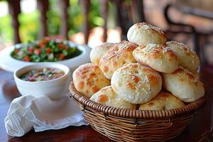 pao de queijo Brasilianer Käse Brot im das Küche Tabelle Fachmann Werbung Essen Fotografie foto