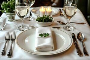 ein Abendessen Teller und Besteck zum ein Hochzeit beim ein Luxus Hotel Werbung Essen Fotografie foto
