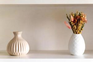 Blume Vase mit getrocknet Blumen wie Dekoration im das Zuhause foto