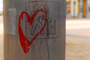 ein Herz Über ein Piktogramm zum werfen Weg Müll foto