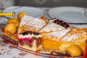 Kuchen und Gebäck auf ein Teller foto