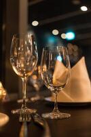zwei Wein Brille im das Luxus Restaurant, schön Abend Restaurant foto