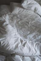 zerknittert Decke, faltig Bett Blatt auf Bett. foto