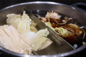 Sieden Sukiyaki Suppe. bereit zum Kochen. Suppe hat anders zwei Suppen. foto