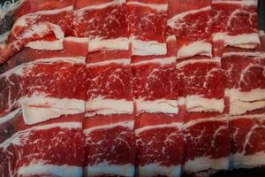 frisches Rindfleisch roh geschnitten mit marmorierter Textur foto