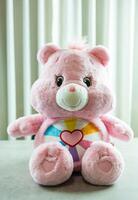 Bangkok, Thailand - - April 2, 2024 süß ein Rosa Pflege Bären. Teddy Bär Puppen Pflege Bären foto