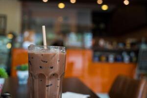 vereist Schokolade Milchshake trinken im ein Glas mit Papier Stroh foto