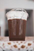 ein Glas von vereist Kaffee Mokka im klar Glas foto