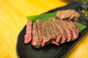 geschnitten Mittel Selten gegrillt Rindfleisch Rippenstück Steak foto