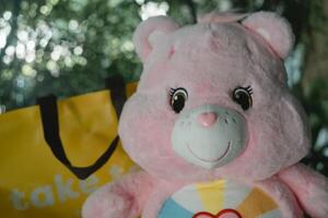 Bangkok, Thailand - - April 2, 2024 süß ein Rosa Pflege Bären. Teddy Bär Puppen Pflege Bären foto