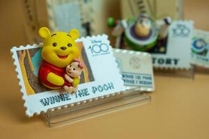 Bangkok, Thailand - - April 26, 2024 Winnie das puh. miniso Disney 100 Jahre von Wunder retro Briefmarke Serie, blind Box Zahl foto