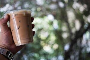 vereist Kaffee Einweg Plastik Tasse im Hand foto